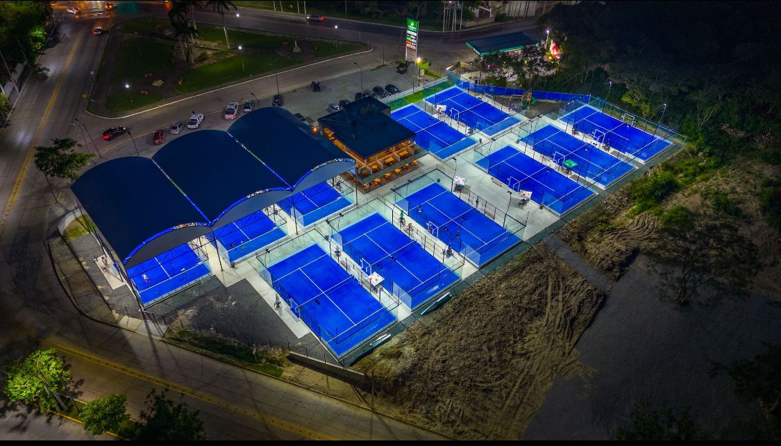 Cancha de pádel techada con domo — estructura de canchas de pádel profesionales en México