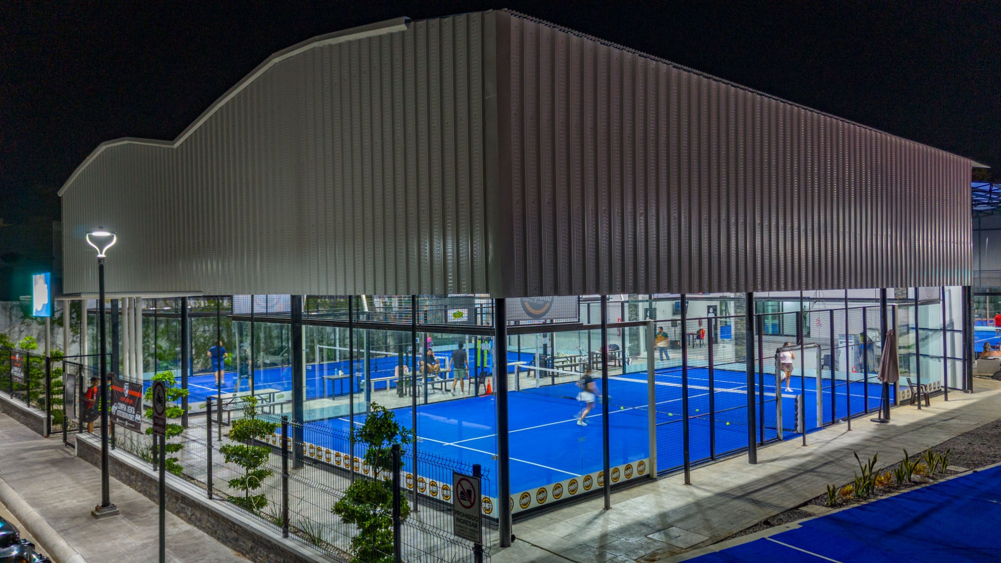 Cuánto cuesta construir una cancha de pádel en México — club con canchas de colores Padel Center