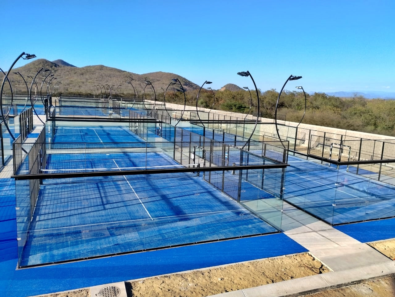 Cancha de pádel precio — club nocturno con iluminación profesional construido por Padel Center