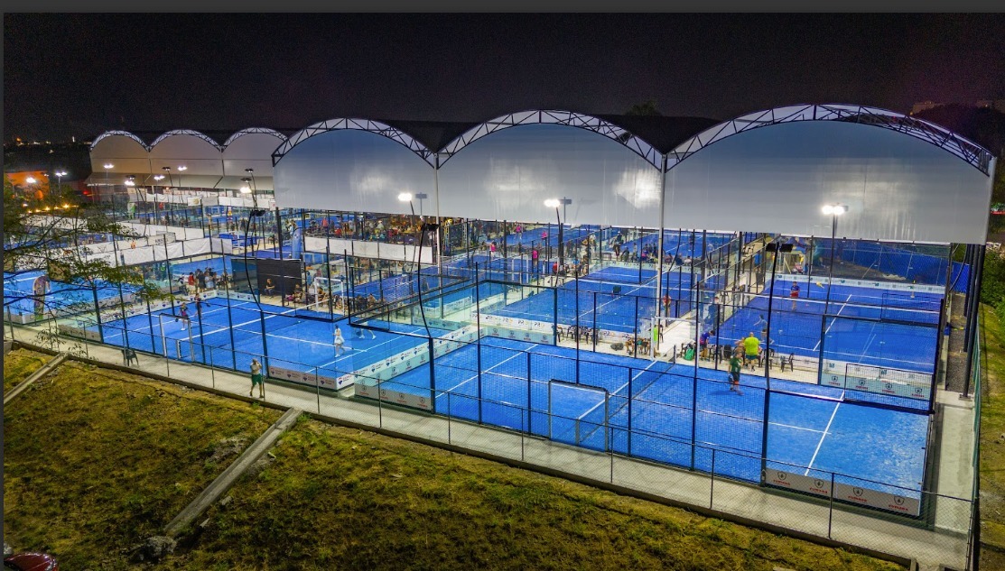 Construcción de canchas de pádel en resort de playa — Padel Center México