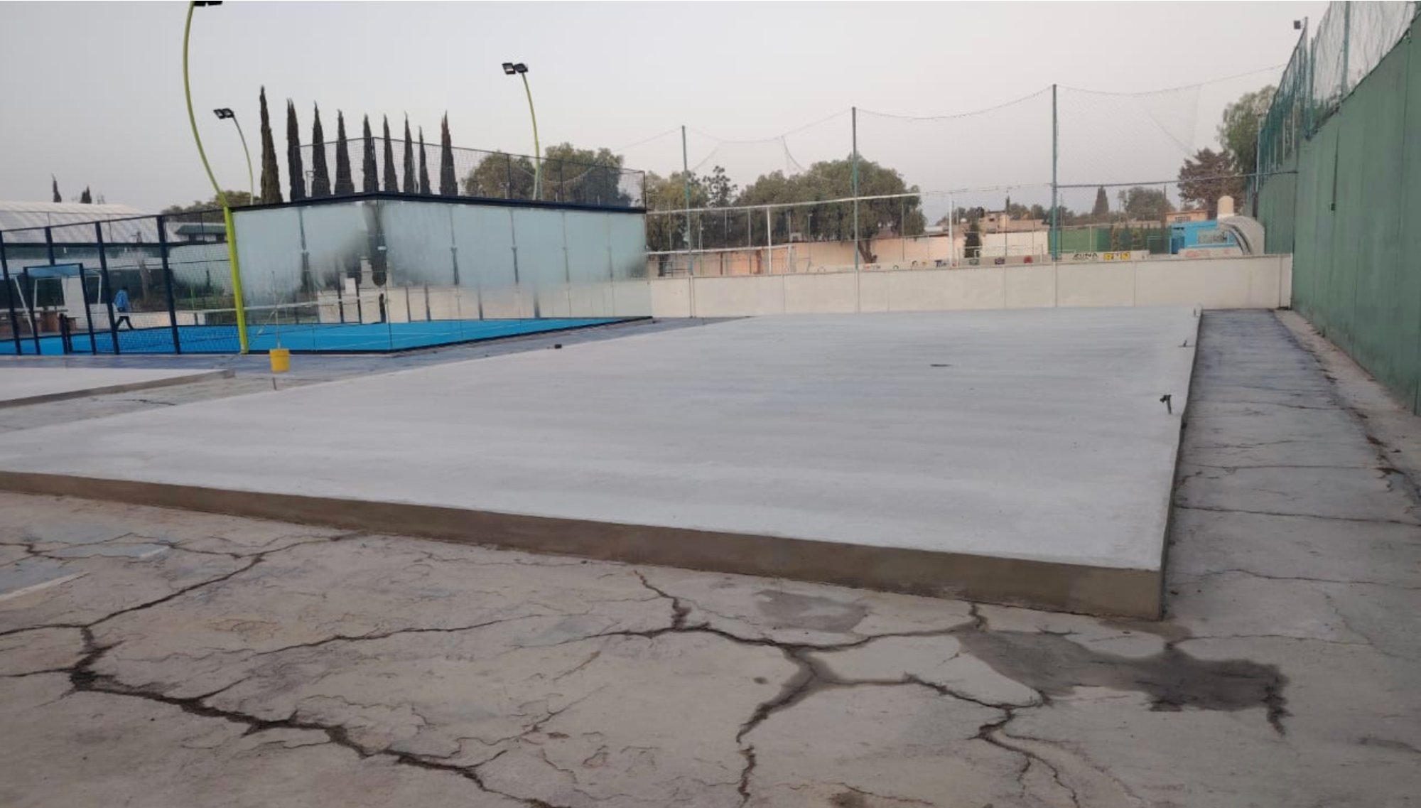 Base de concreto para cancha de pádel monolítica lista para instalación de estructura