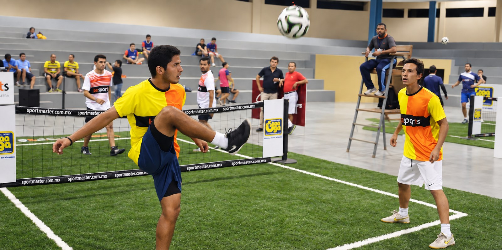 Fútbol tenis — jugadores con pelota de fútbol sobre red baja, deporte emergente creciendo +22% anual en México