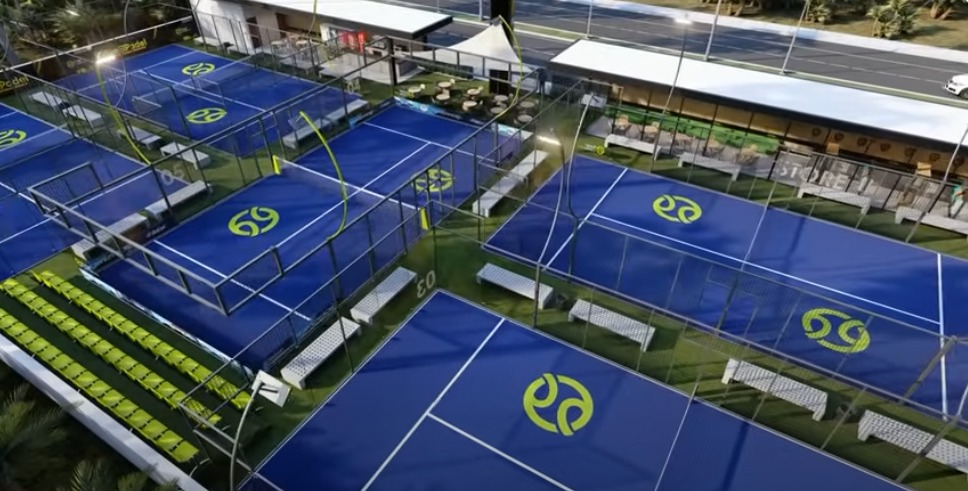 Layout de club de pádel — plano de distribución multi-cancha con pasillos y áreas complementarias