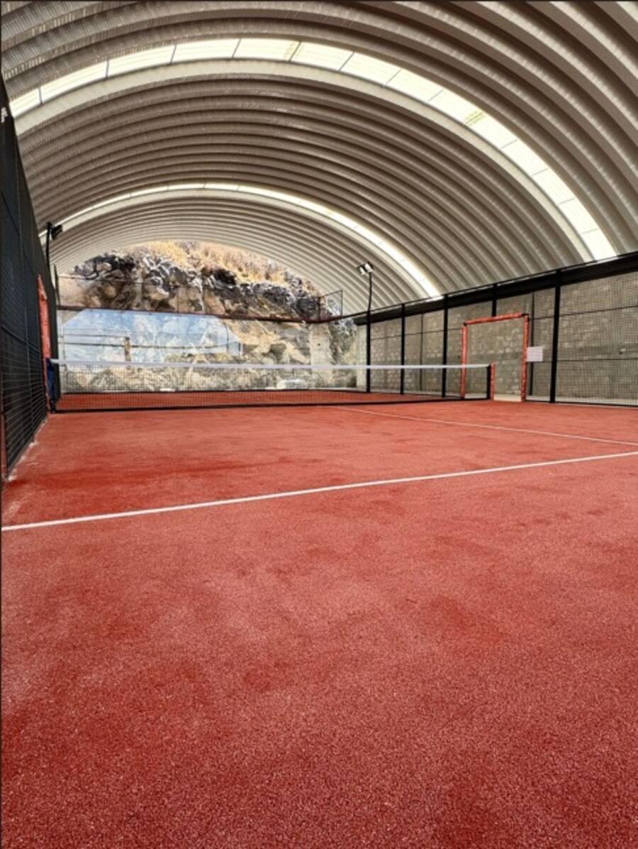 cubiertas padel - cancha de padel techada con cubierta tipo nave techo lamina pasto sintetico terracota padelcenter mexico