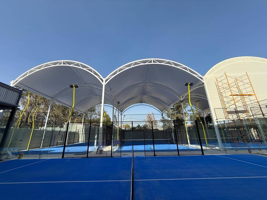 domos padel - canchas de padel techadas con domo de lona tensada membrana arquitectonica estructura metalica padelcenter mexico