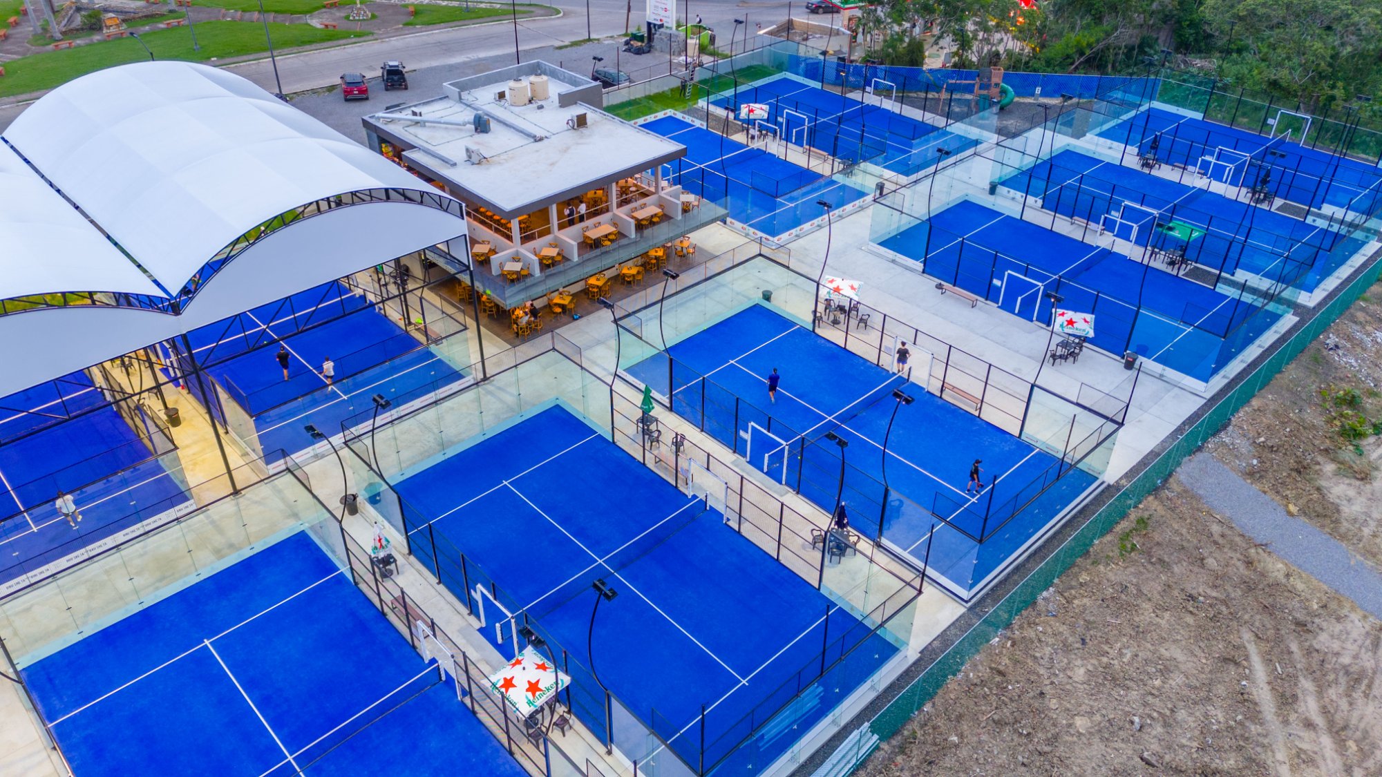 Canchas de pádel techadas con domo y cubierta metálica iluminadas de noche en México