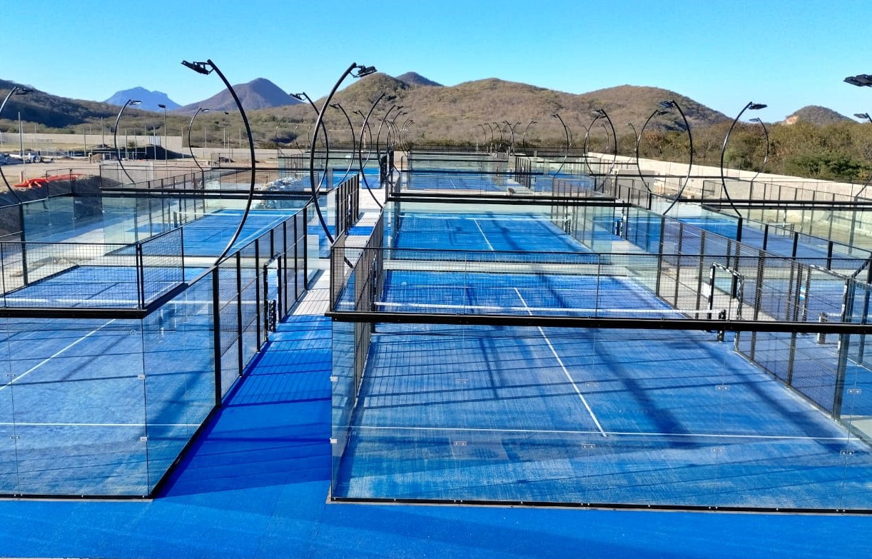 Complejo de canchas de pádel Padel Center México en Sinaloa — Arena Santa Fe Culiacán, 12 canchas panorámicas; cobertura Culiacán, Mazatlán, Los Mochis, Guasave y Guamúchil