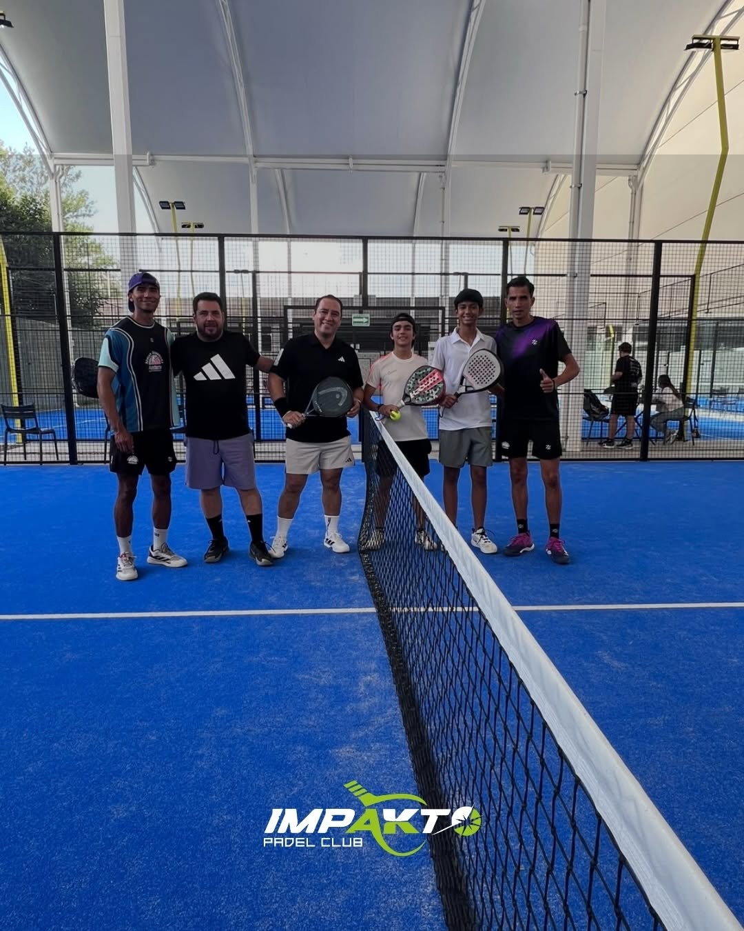Club de pádel completo en Zapopan — vista aérea diurna con varias canchas y estacionamiento