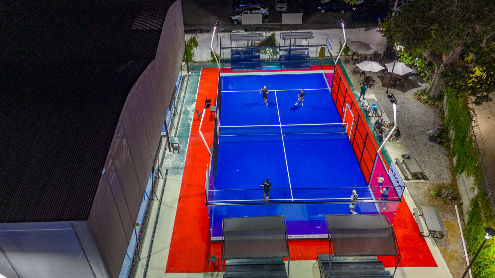 Club de pádel iluminado con canchas fabricadas en México — estructura soldada Padel Center