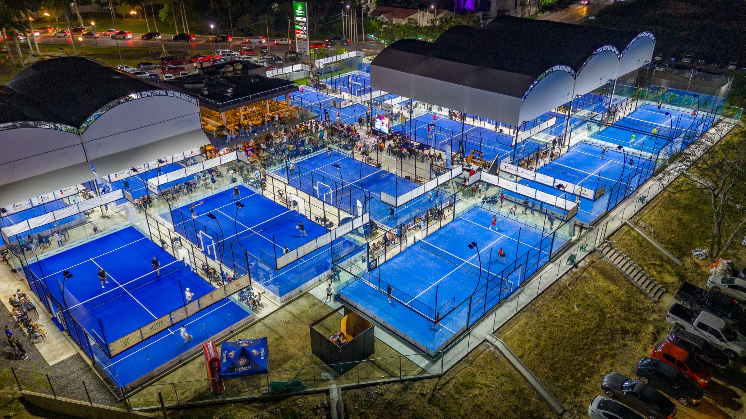 Vista aérea nocturna de complejo de canchas de pádel en Monterrey — Padel Center México