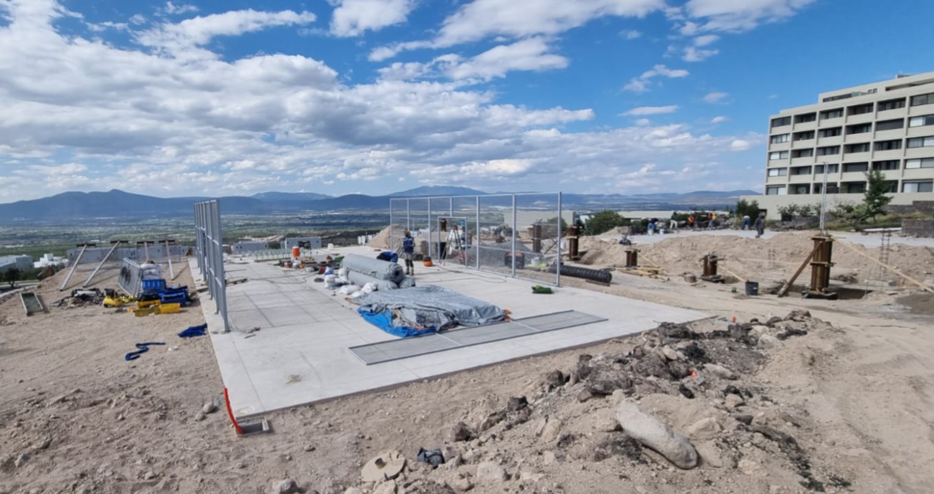 Base de concreto para cancha de pádel en proyecto de altura