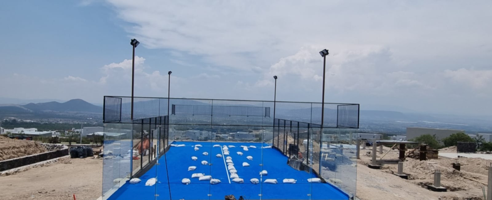Cancha azul de pádel en instalación con vista panorámica